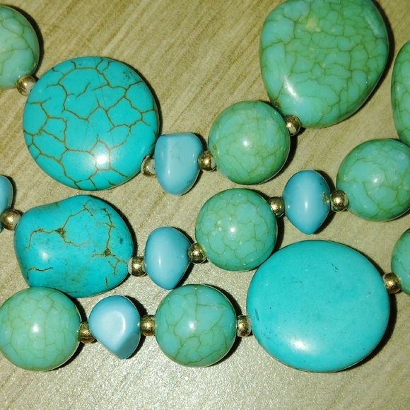 Elegant Three-Strand Blue Lucite Beaded Necklace - Picture 2 of 6